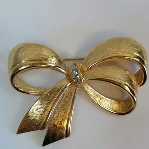 Pretty Gold tone Bow & Rhinestones Brooch Pin Avon